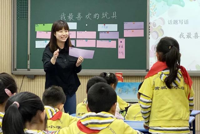 用心关爱每个学生，倾心上好每节课！他们扎根三尺讲台，初心不改……