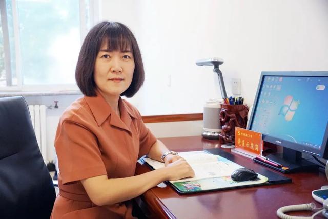 用心关爱每个学生，倾心上好每节课！他们扎根三尺讲台，初心不改……
