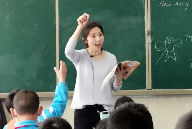 用心关爱每个学生，倾心上好每节课！他们扎根三尺讲台，初心不改……