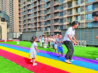 托起花朵 “育”见朝阳