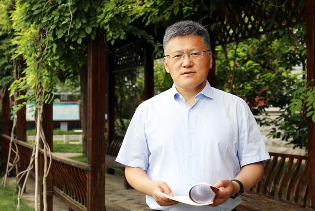 用爱心孕育，用耐心等待，甘做学生成长的“护花使者”