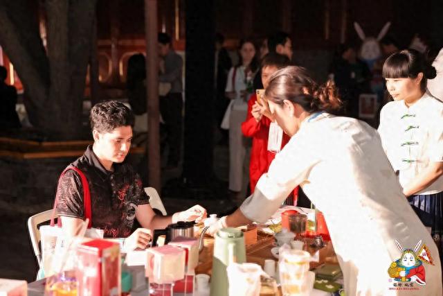 “你好 北京”，乐享非遗——在京外国人深度体验首都文化系列活动首场活动在智化寺举办