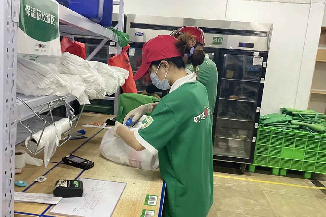 致敬高温下的劳动者｜外卖员不畏酷暑送餐忙