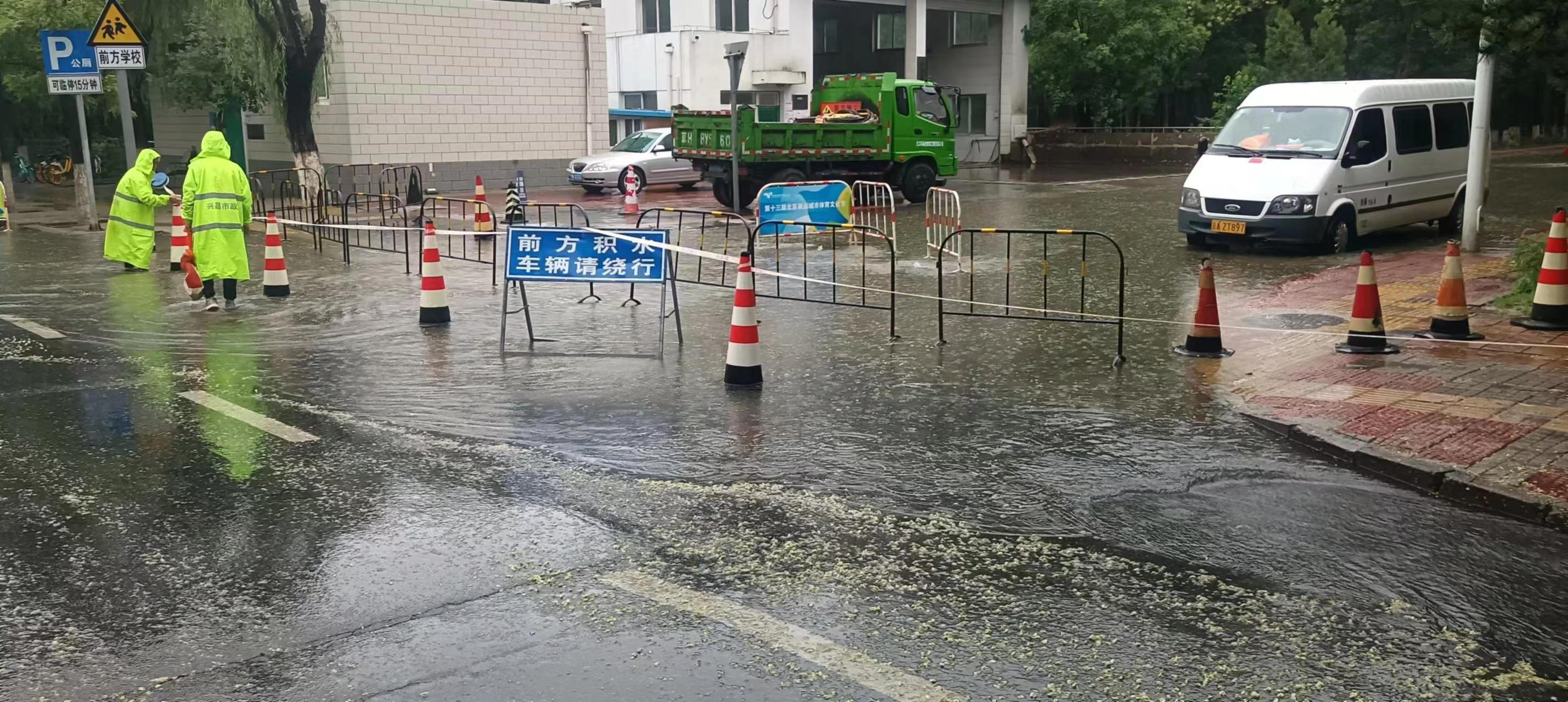 全力做好防汛排涝，城管人在行动