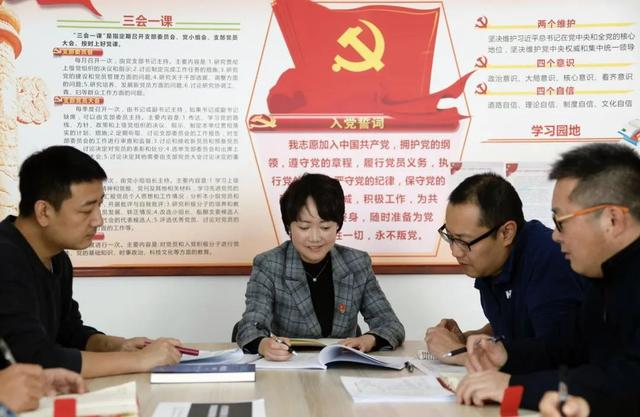 从清华毕业的她，成为全国“人民满意的公务员”