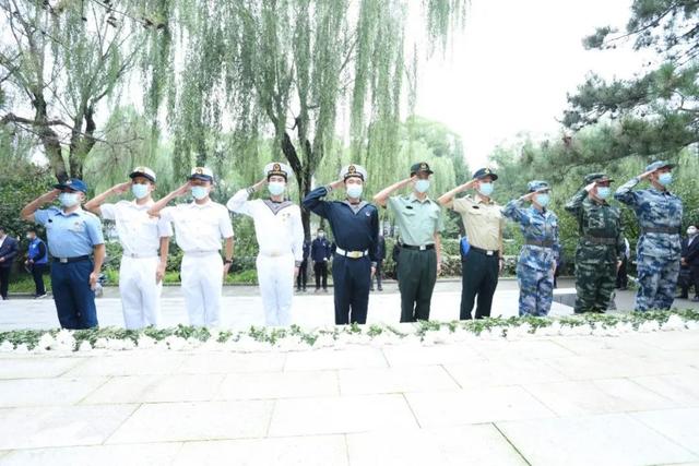 今天，我们在此缅怀先烈！