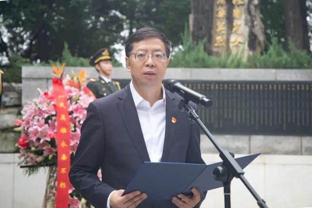 今天，我们在此缅怀先烈！