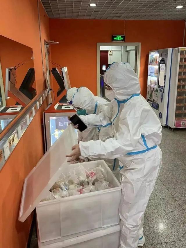 驻楼辅导员们的爱与坚守！