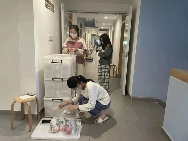 驻楼辅导员们的爱与坚守！