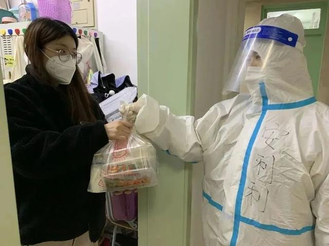 驻楼辅导员们的爱与坚守！