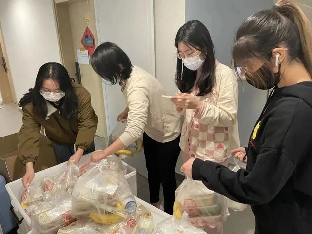 驻楼辅导员们的爱与坚守！
