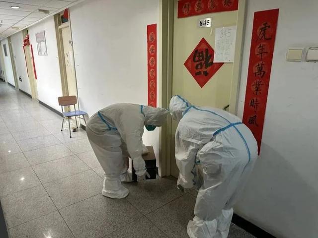 驻楼辅导员们的爱与坚守！
