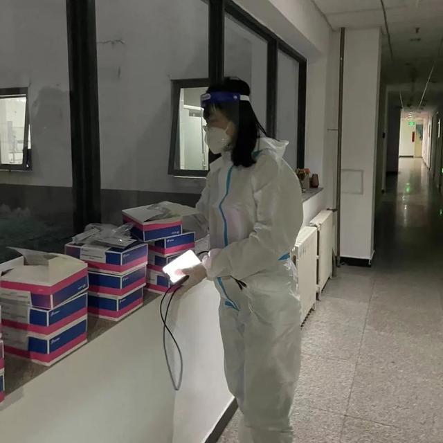 驻楼辅导员们的爱与坚守！