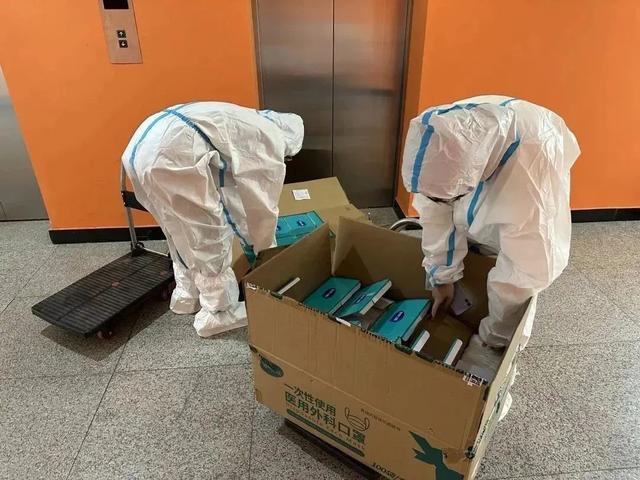 驻楼辅导员们的爱与坚守！