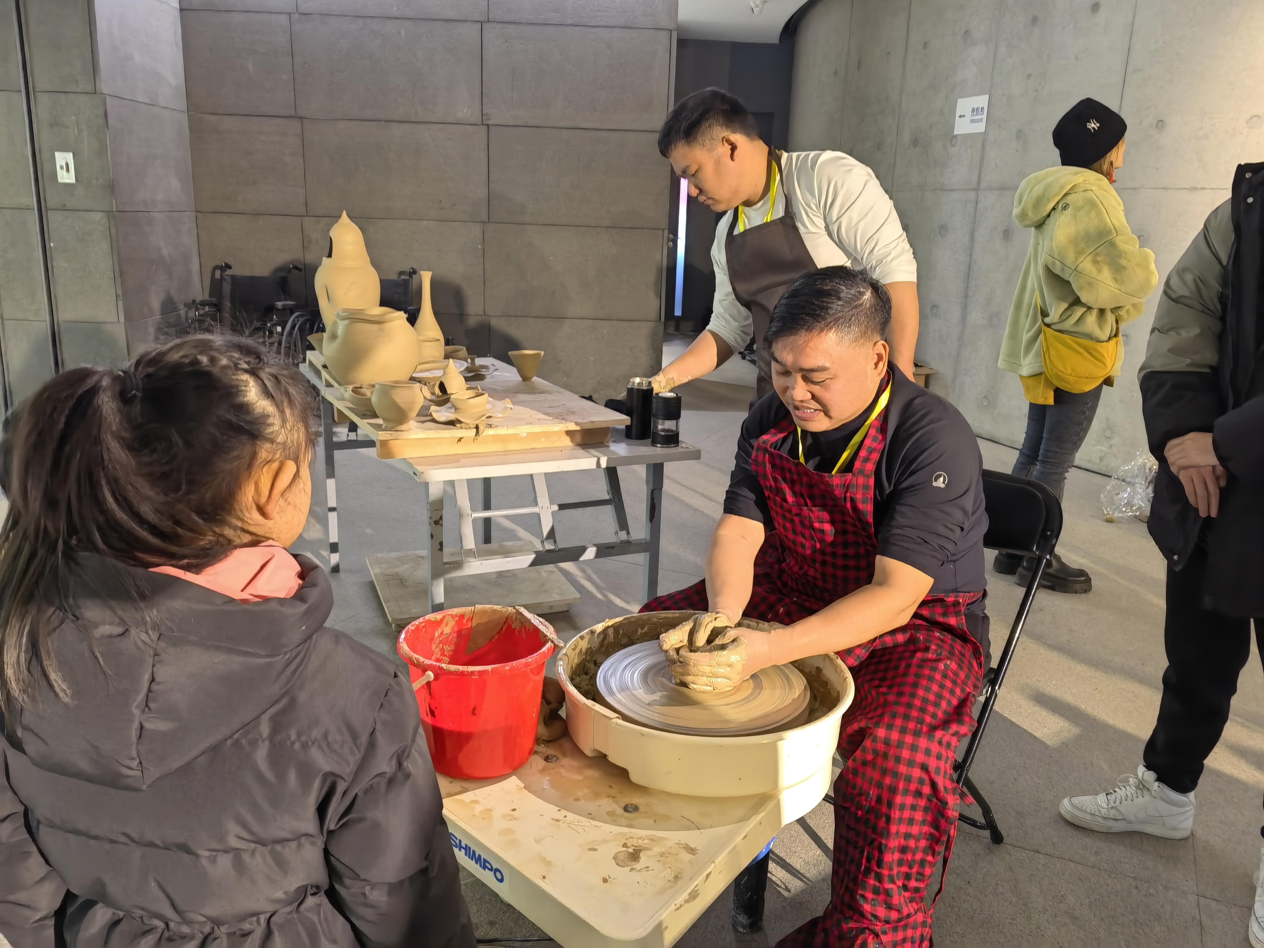 景德镇国际陶瓷双年展优秀作品巡展至央美,艺术家现场展示陶瓷技艺