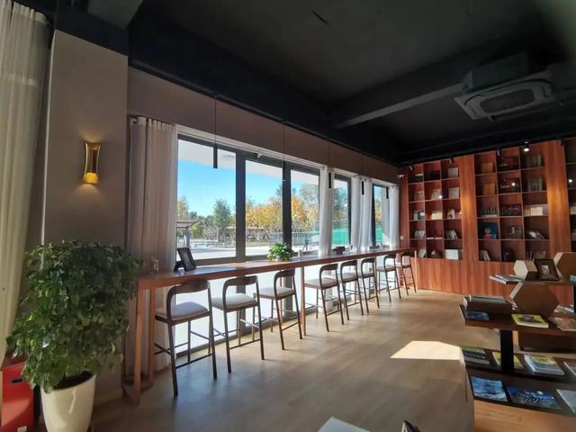 文化过大年｜假期最后一天，打卡公园里的宝藏书店