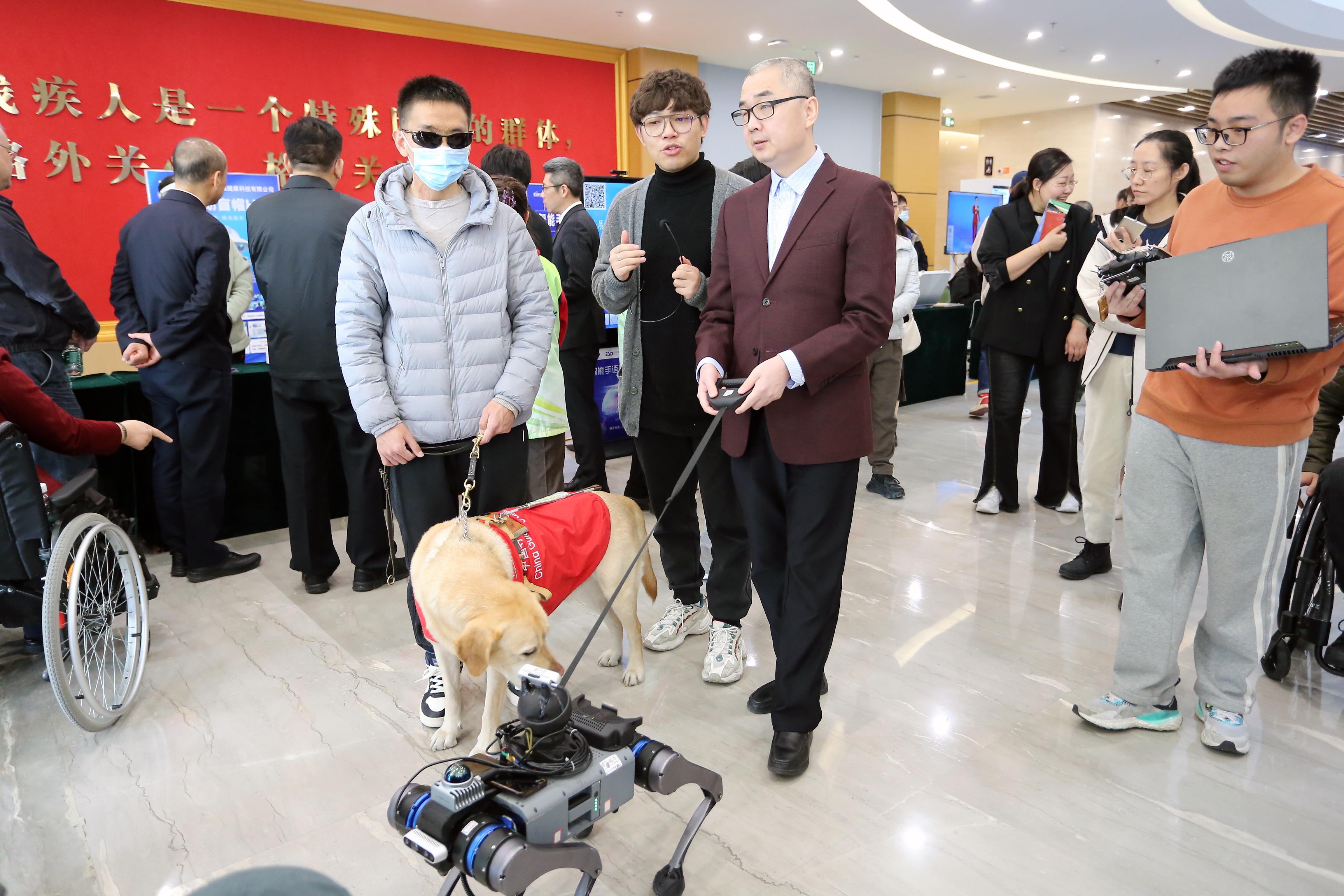 首届汇爱科技展开幕,电子导盲犬亮相