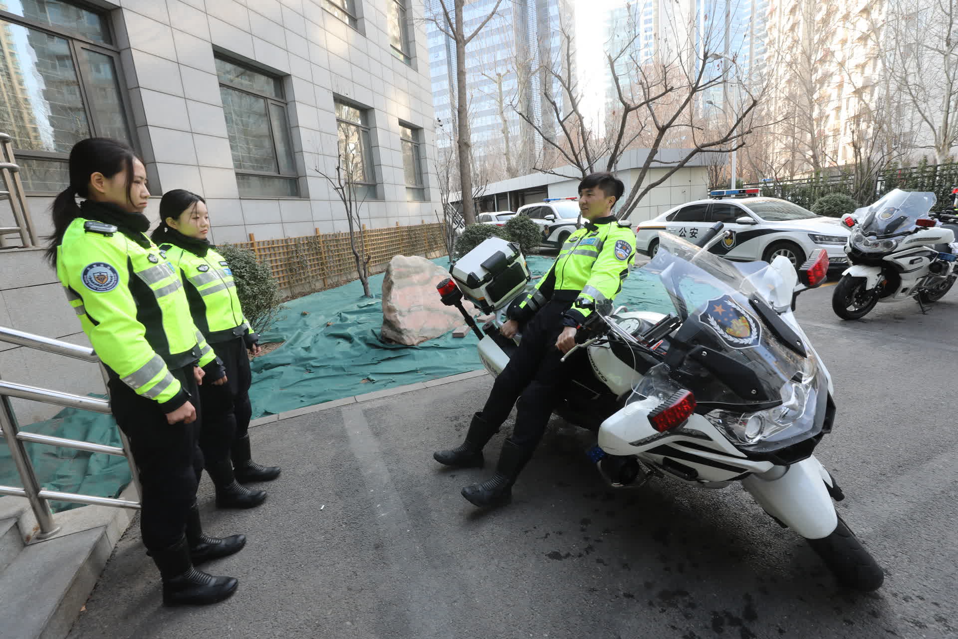 骑着600斤摩托车执勤,首都这支铁骑女警真飒!