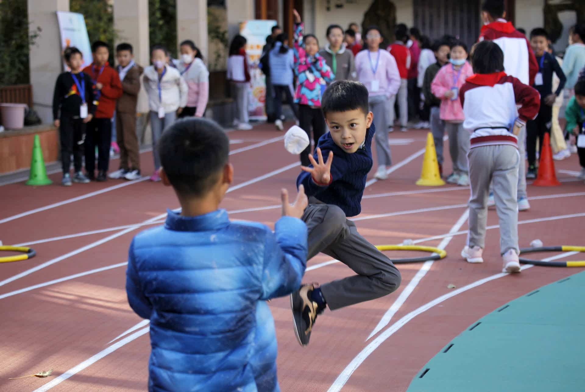 在西城区展览路第一小学,学生们利用大课间做各种游戏。(学校供图)