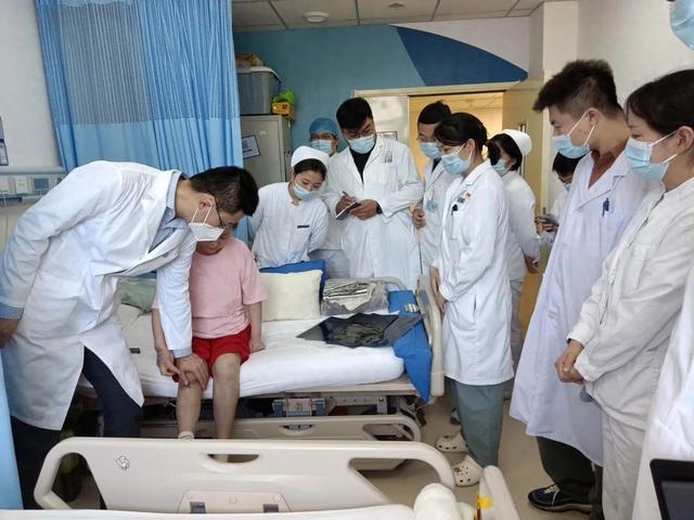【汤医新闻】北京积水潭医院杨明辉教授来到北京积水潭医院小汤山康复中心查房授课