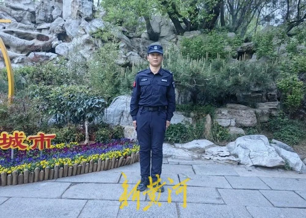 济南趵突泉景区保安抱柱险被挤下水当事保安回应