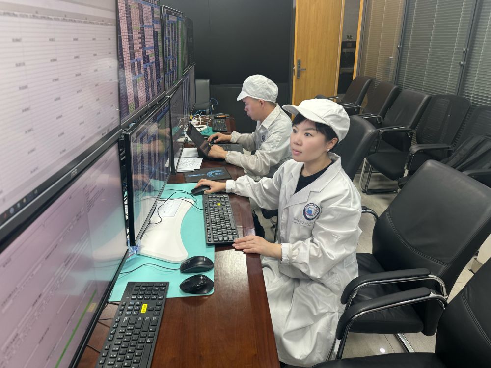 5月29日，刘春雨（右一）针对一台航天光学相机进行在轨测试。（受访者供图）