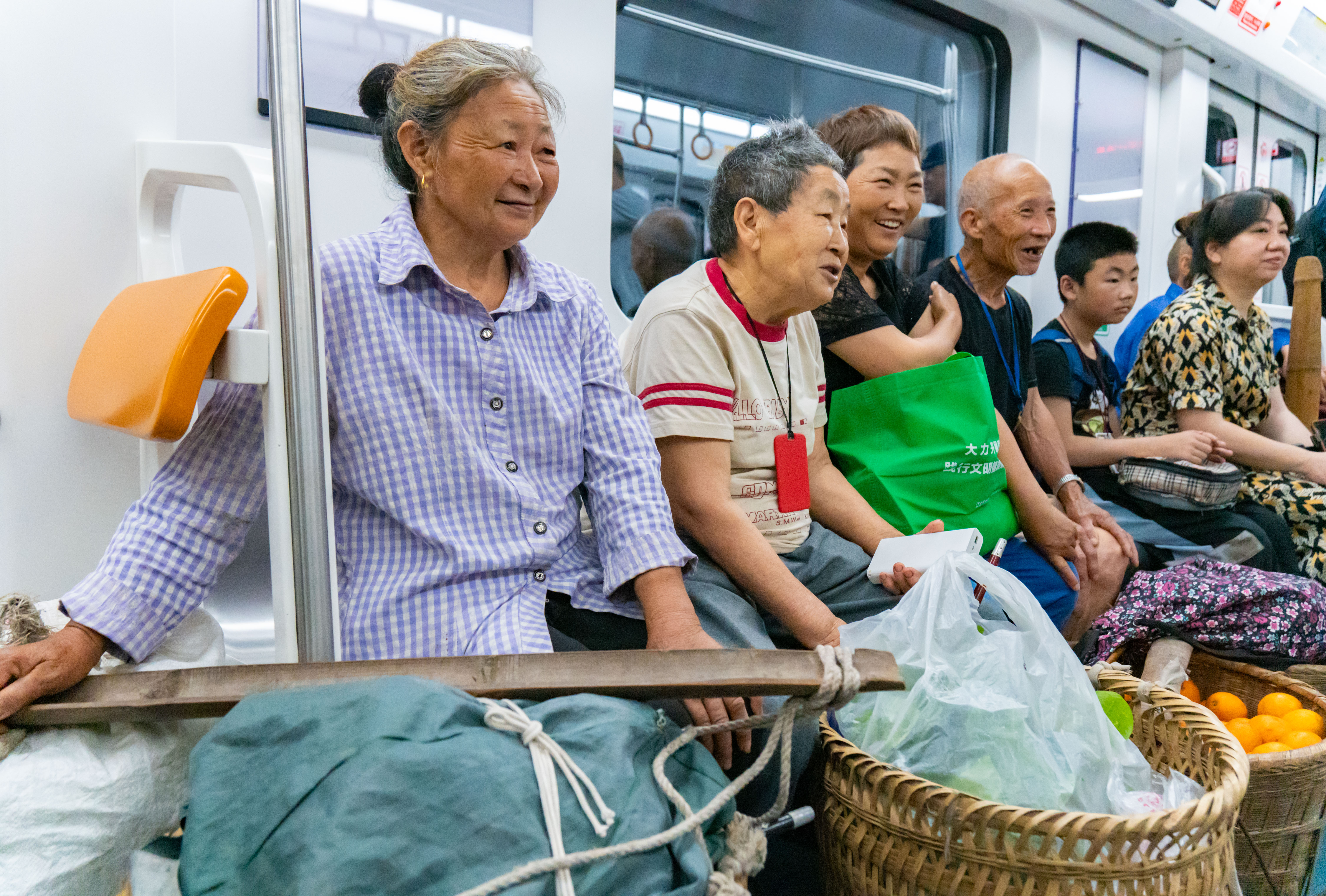 锐评|扁担和背篓,也是民心的一杆秤