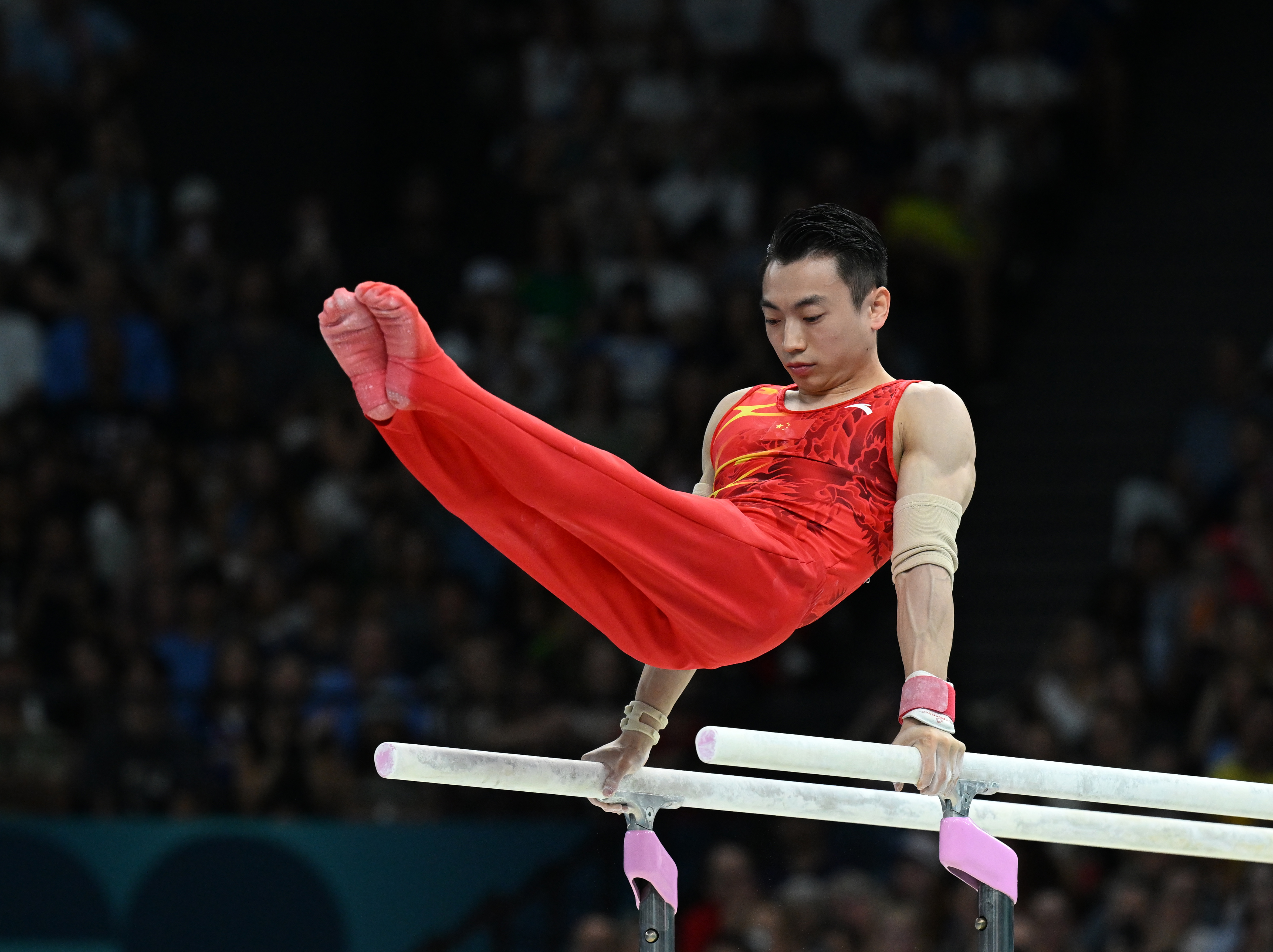 巴黎奥运会丨体操——男子双杠：邹敬园夺得冠军