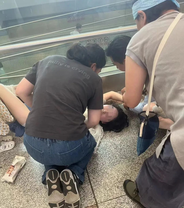 点赞！我校附属中心医院医生沈燕青昆明机场救人！