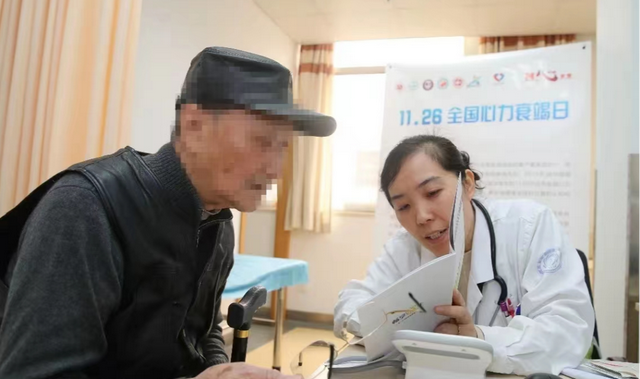 点赞！我校附属中心医院医生沈燕青昆明机场救人！
