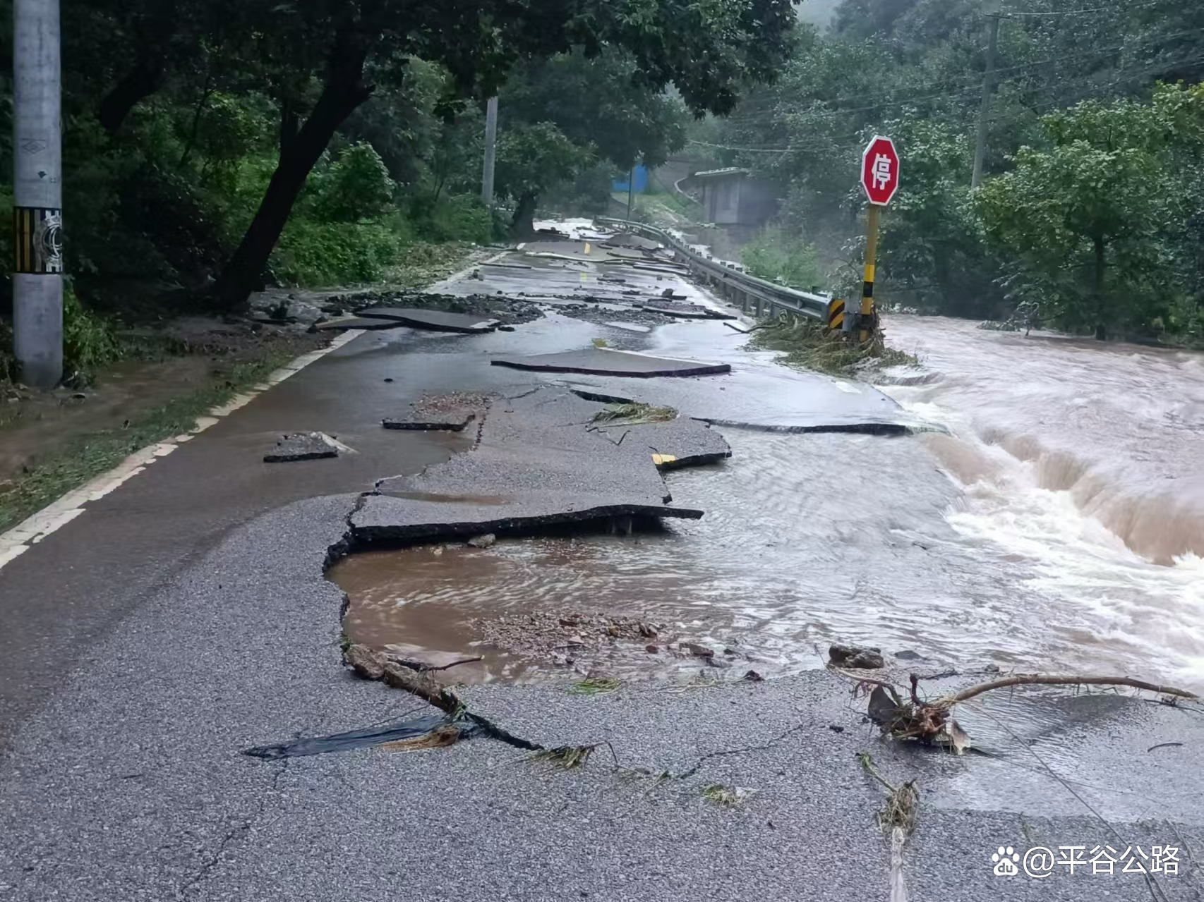 水毁断路！平谷公路分局全力抢通