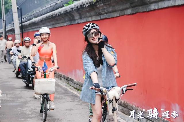 月光“骑”遇季 ——探寻北京夜色的独特之旅