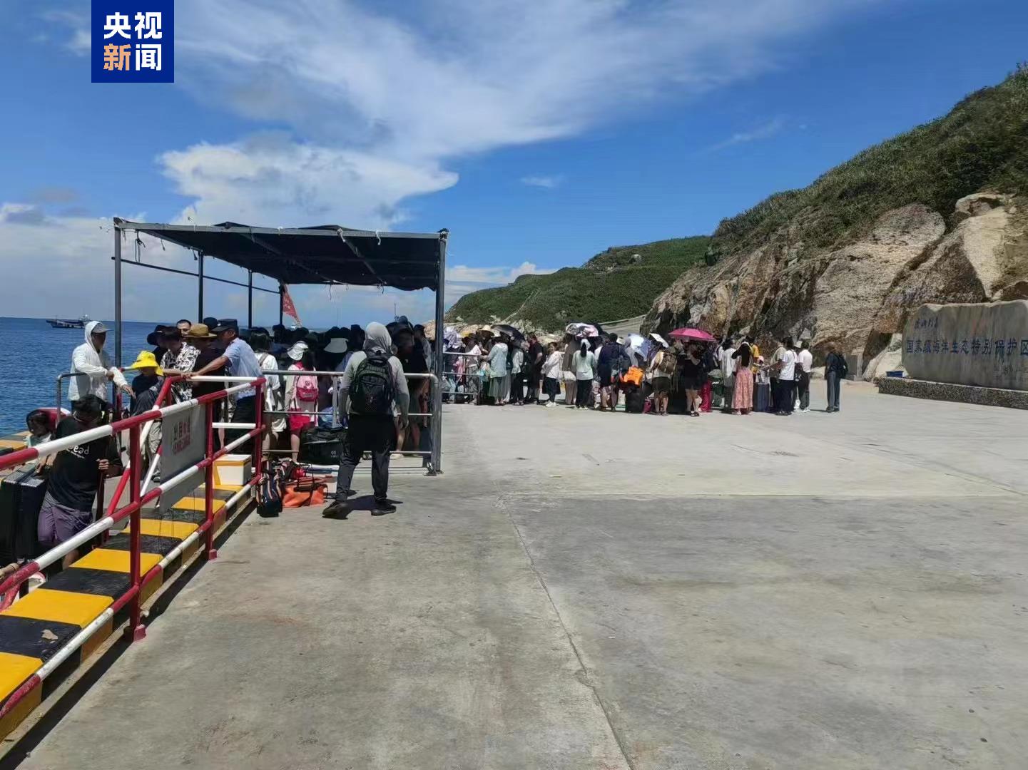 海事部门指派“海巡0717”等海巡艇护航客船，并加派执法力量在码头开展现场疏导，有序做好撤离工作，撤离持续至19日16时，共往返4班次，共安全撤离游客546人至石浦陆岛客运中心码头。