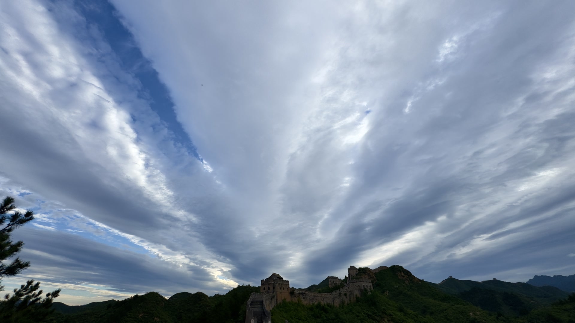 宝石蓝,珍珠白!今早的北京天空如"珍宝"般夺目