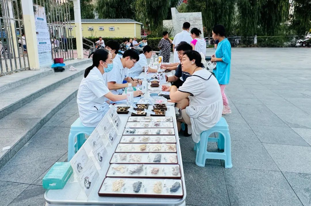 逛夜市 看中医 学养生——这群特殊的“夜市摊主”“出摊儿”啦