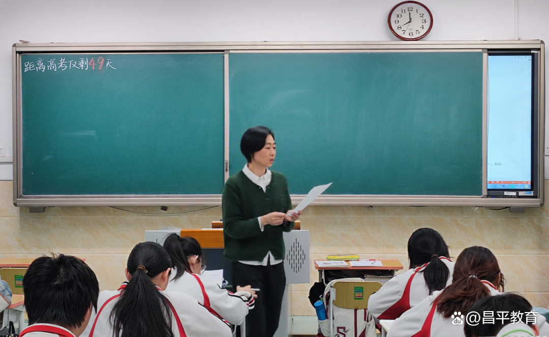 一方净土勤磨砺 三尺讲台写春秋丨罗丹