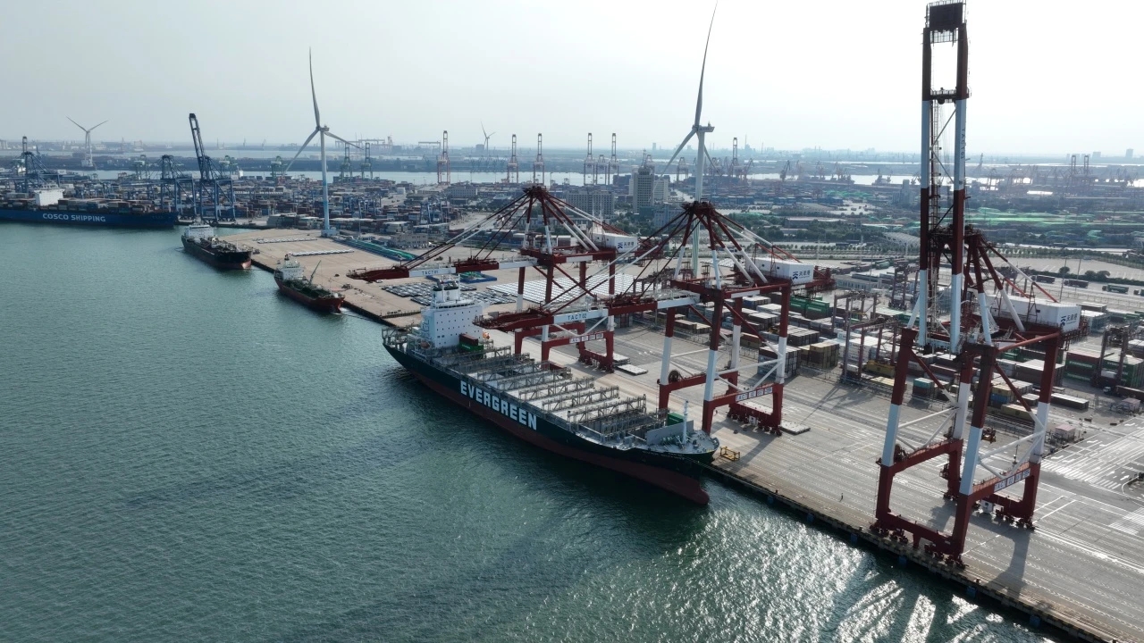 中洪建交后首批洪都拉斯进口白对虾在天津港接卸