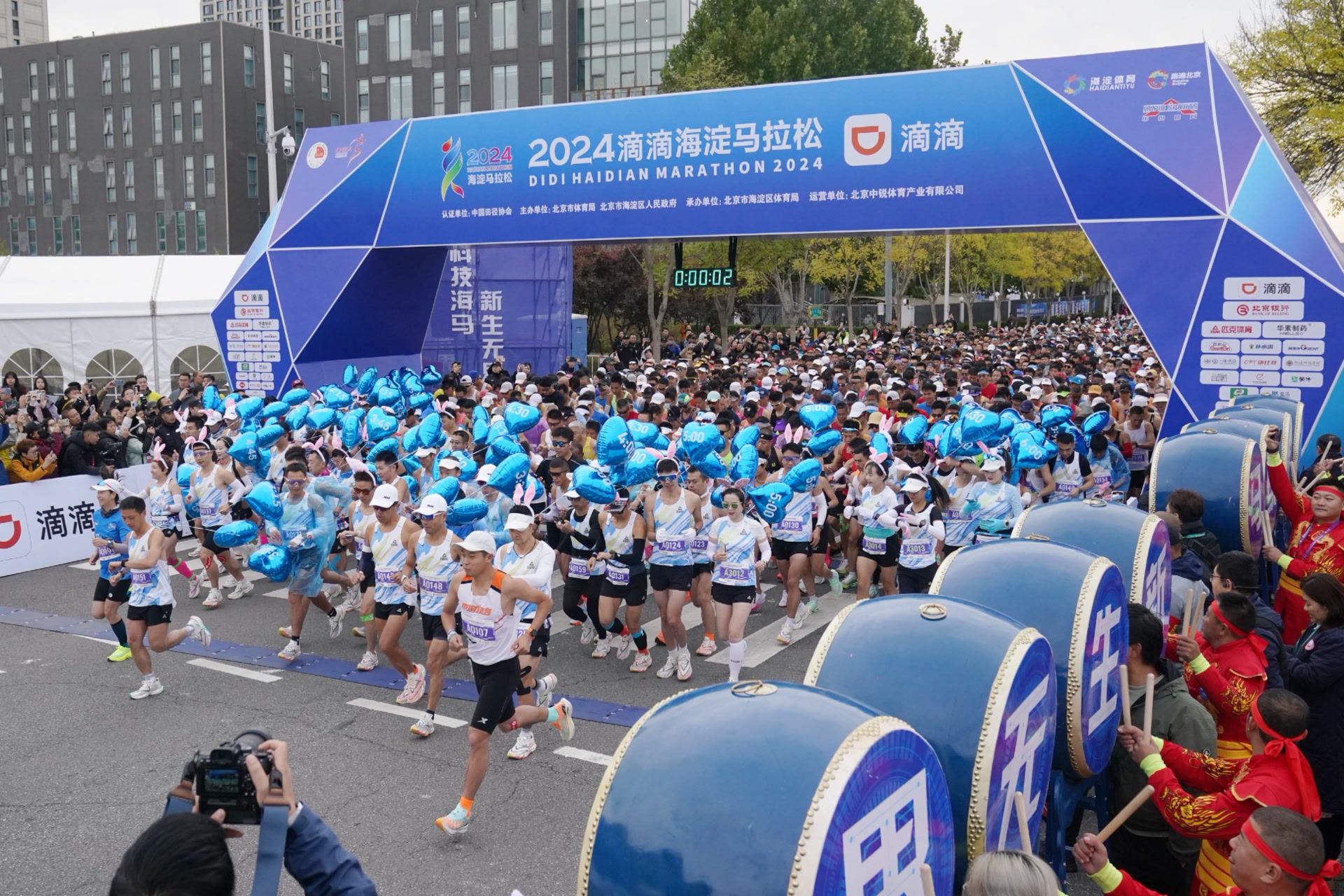 北京马拉松家族新成员亮相，万人开跑“海马”