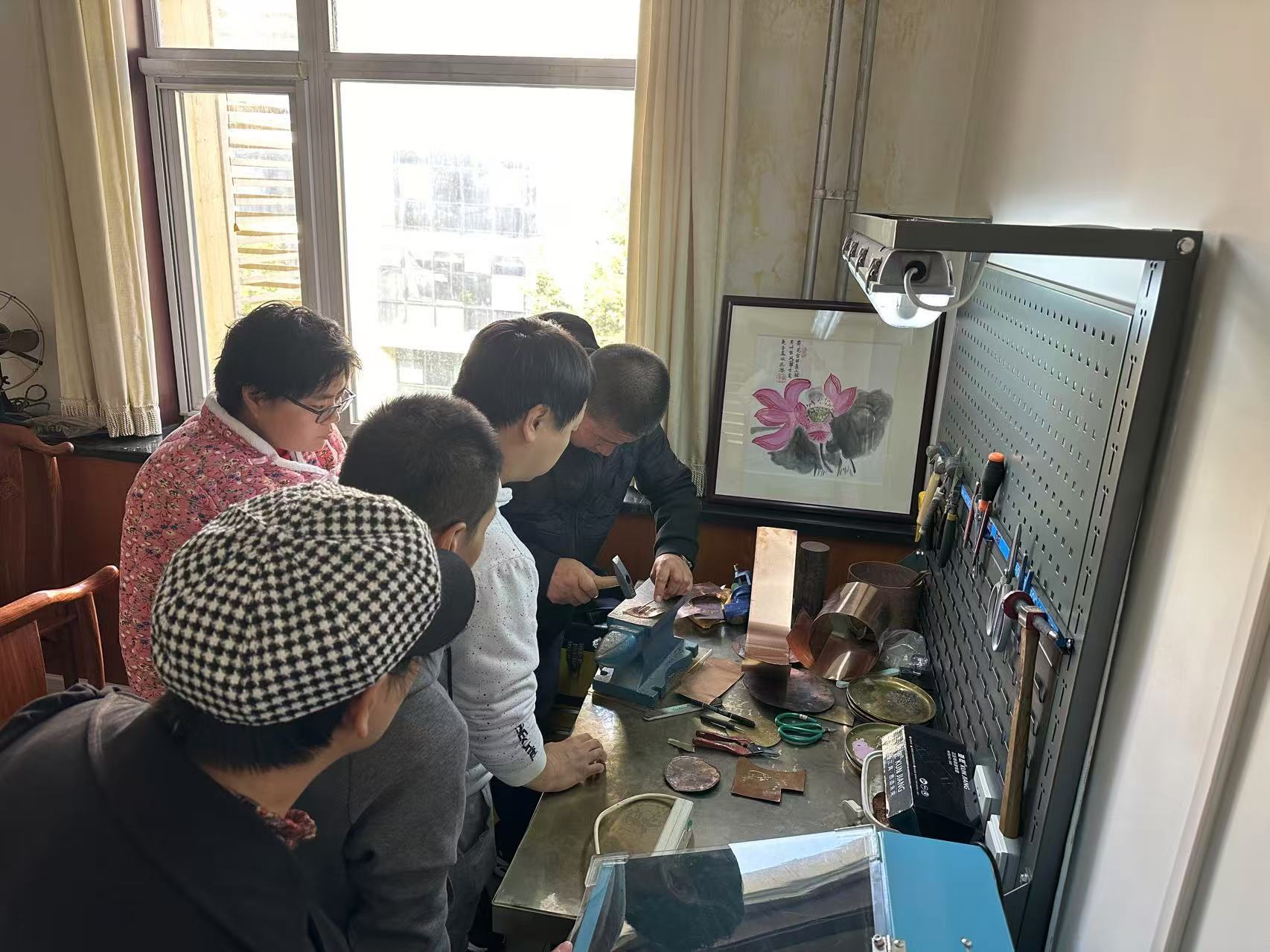北京市残疾人联合会-助力残疾人创业，传承手打铜器技艺 ——门头沟区残联开展手打铜器培训活动