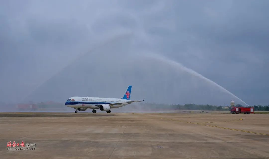 国产大飞机C919首次搭载旅客飞抵海南！