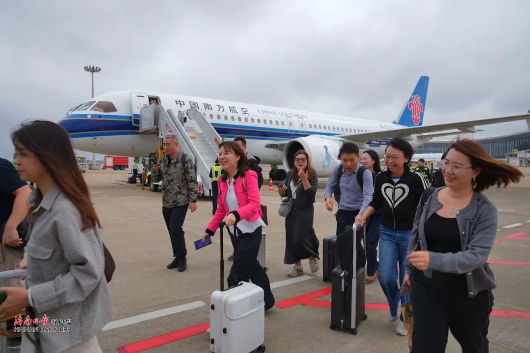 国产大飞机C919首次搭载旅客飞抵海南！