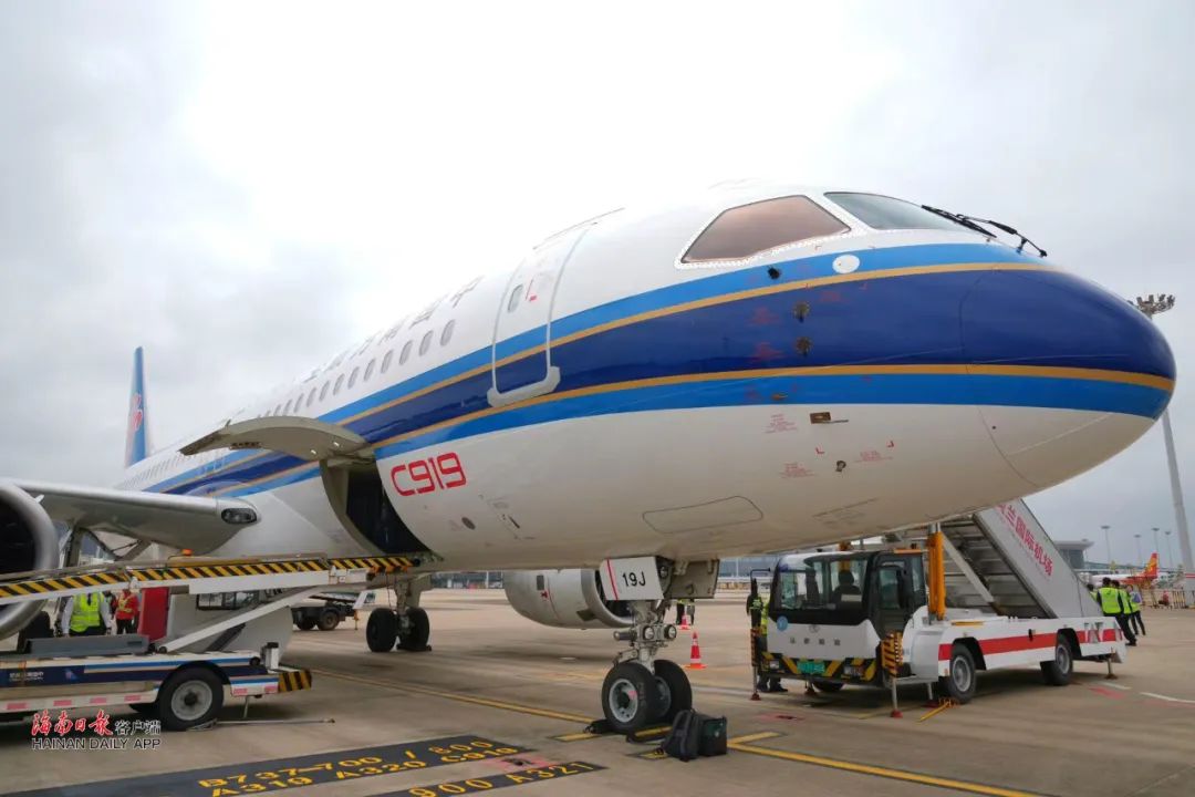 国产大飞机C919首次搭载旅客飞抵海南！
