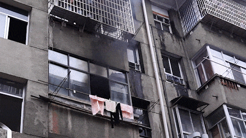 下楼取快递 家被烧毁！“罪魁祸首”是→