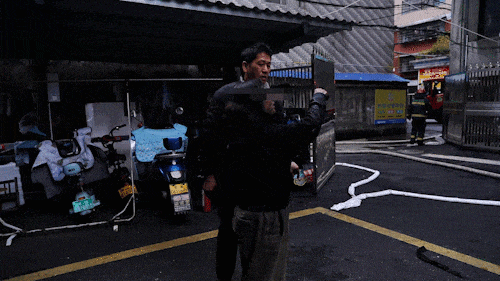 下楼取快递 家被烧毁！“罪魁祸首”是→