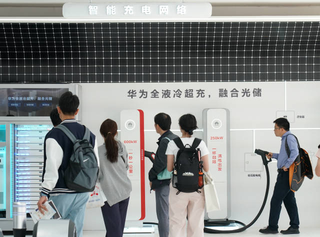 2024年4月30日，在北京车展上，观众在华为展区参观智能充电网络。 新华社发
