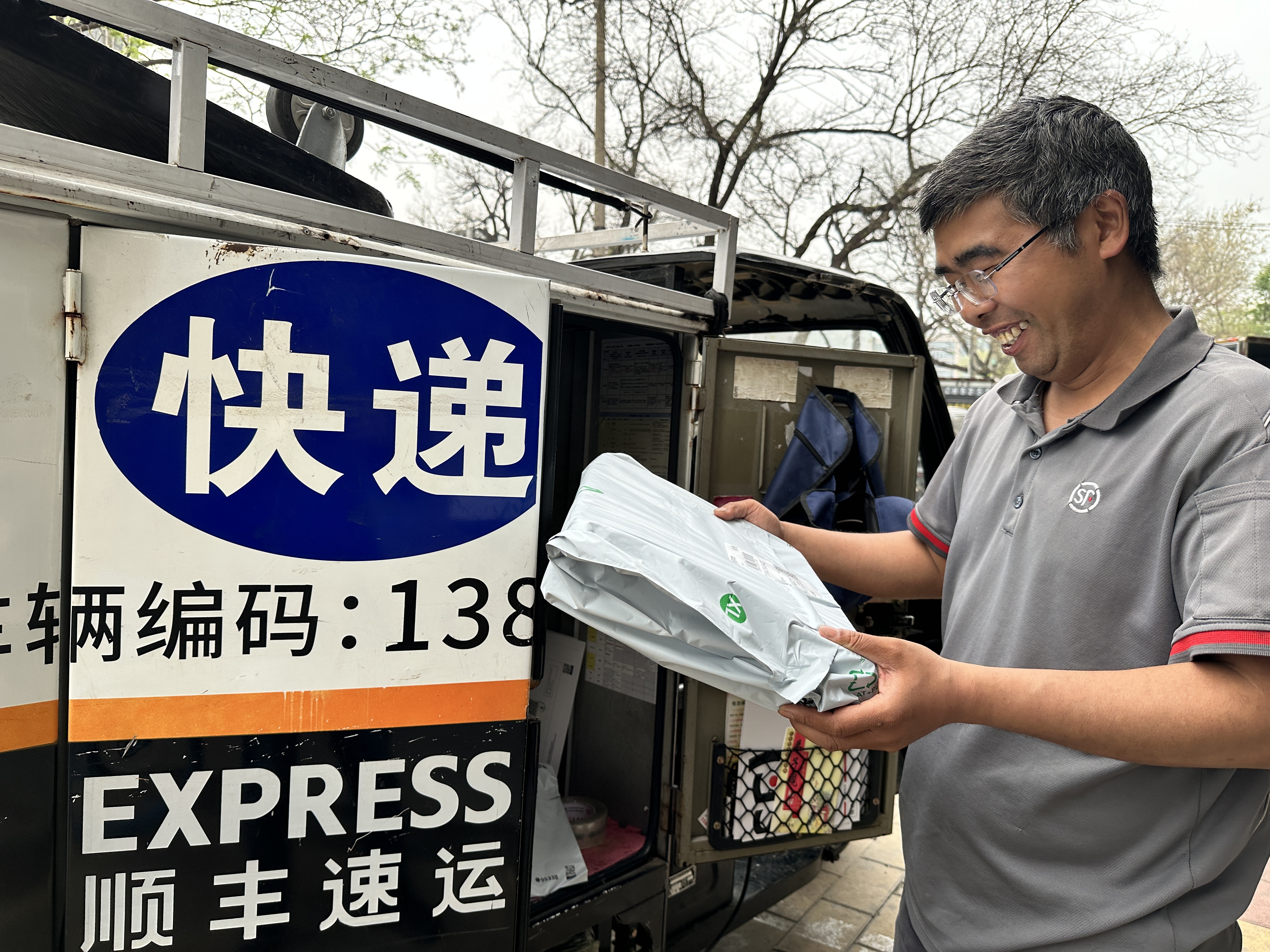 梁刚在工作中。