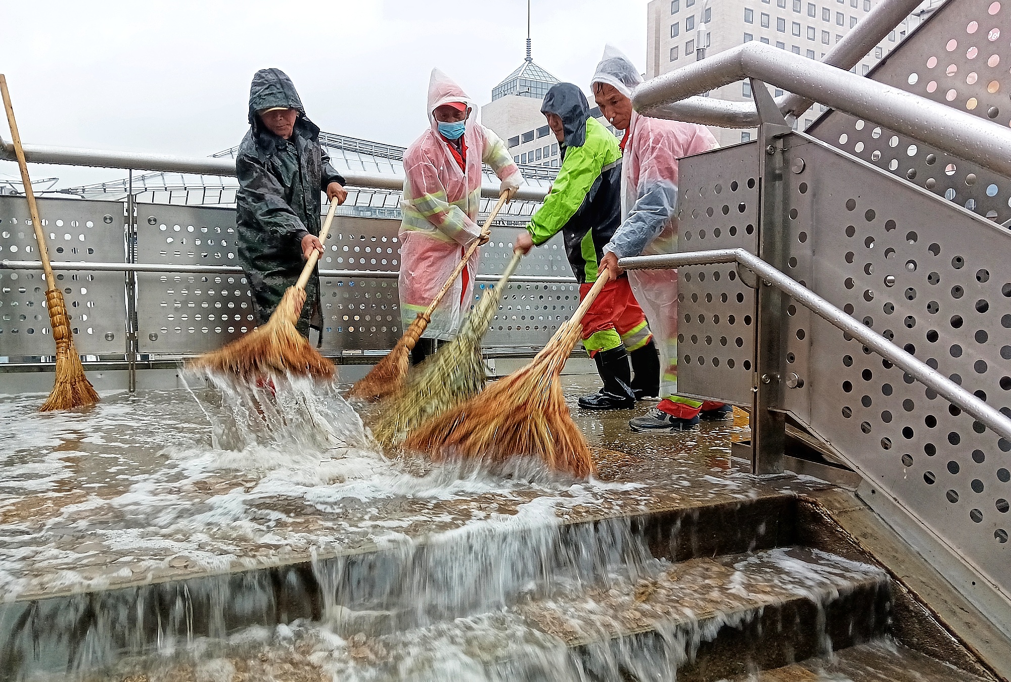 5月9日，北京市降雨天气造成路面积水。清晨，西城环卫（北京环雅丽都投资有限公司第二分公司）职工们积极应对雨情，对辖区内各路口路段及桥区进行人工推水作业，保障市民工作日出行。