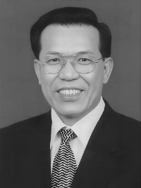 卢瑞华同志遗像。