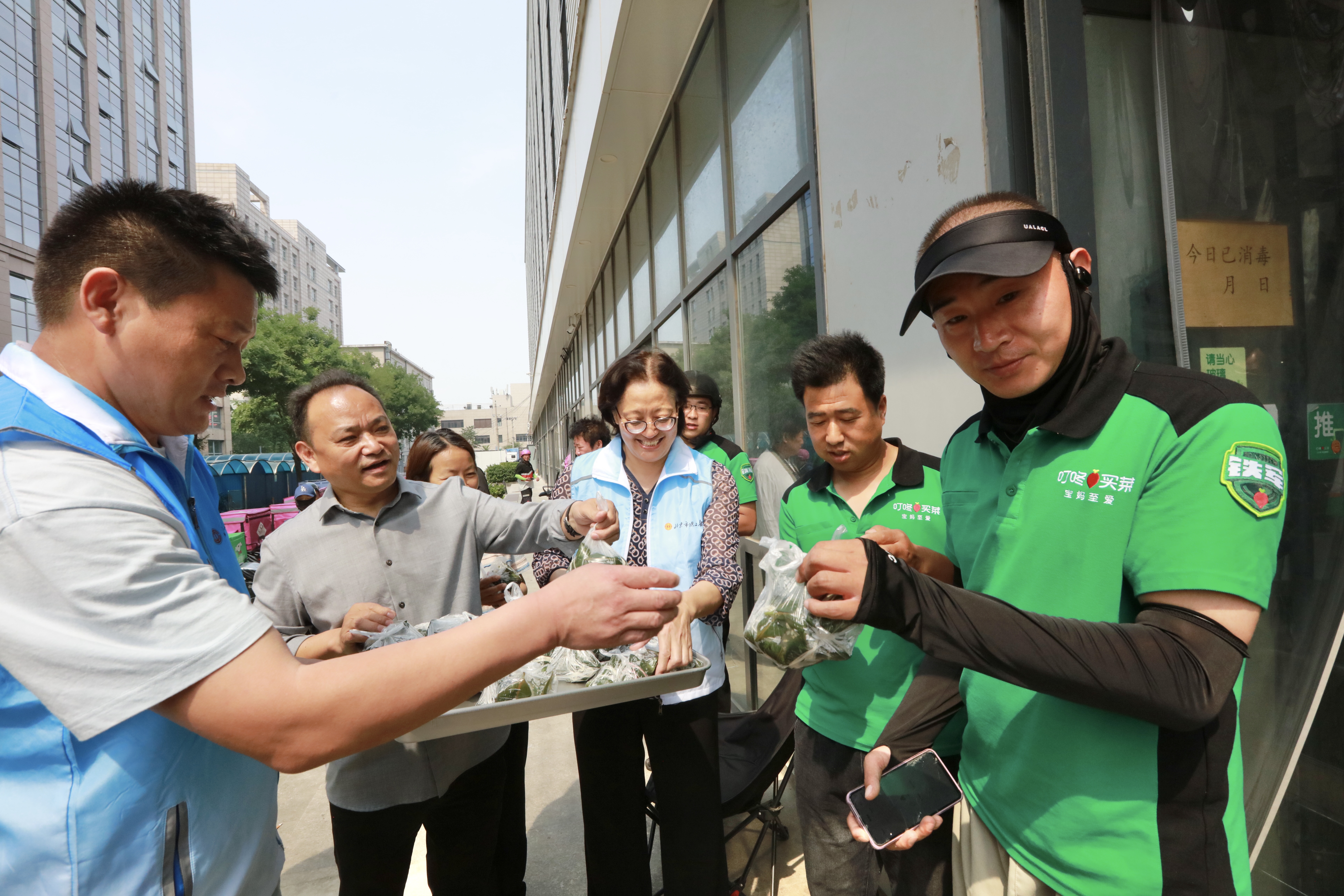 程功250529劳模包粽子，送到新就业群体9