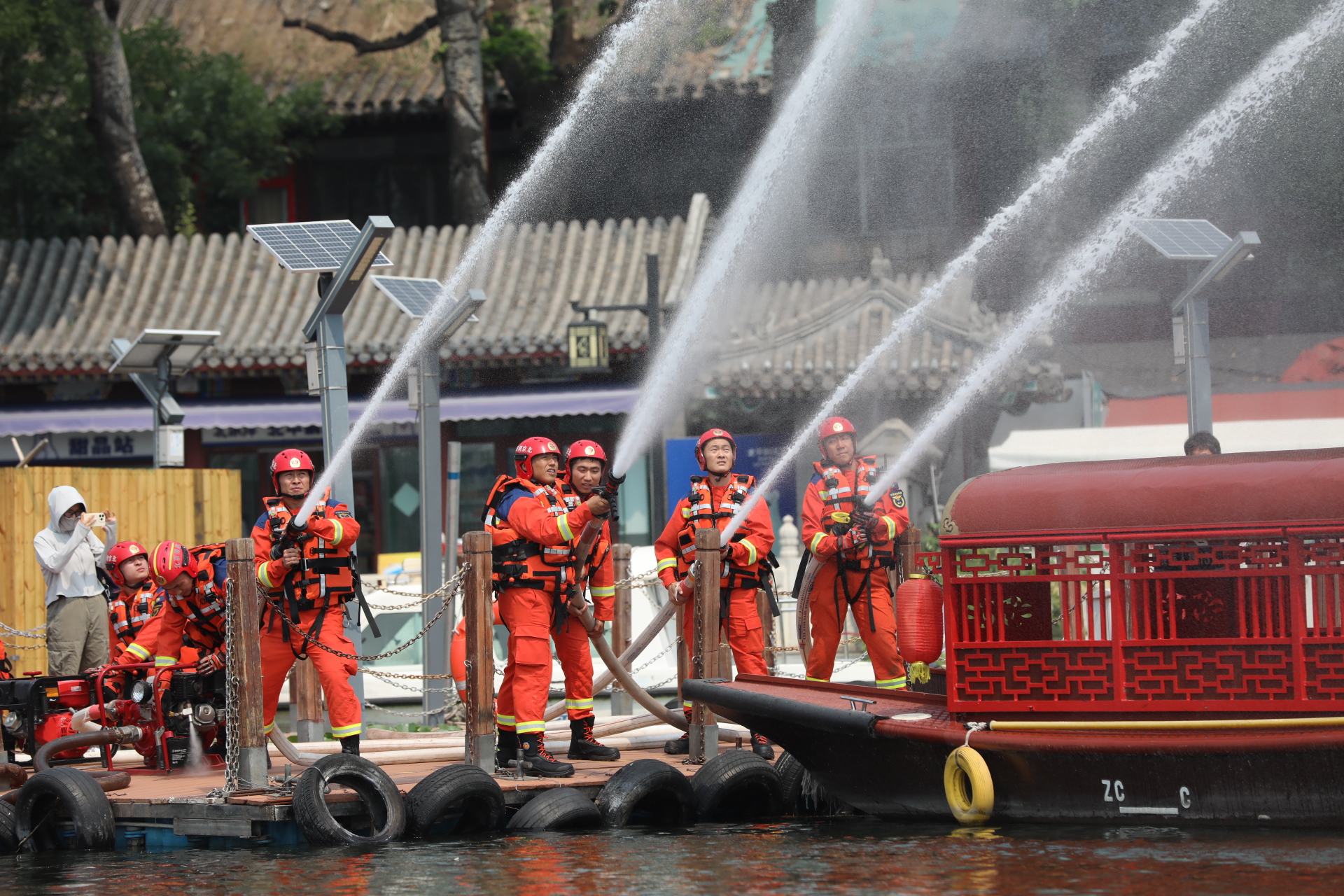 水面救援机器人展身手，什刹海演练防汛抢险
6